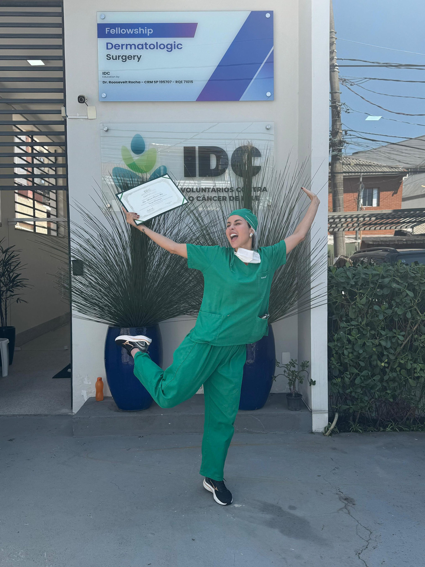 Dra. Marcela Rozindo celebrando Fellowship em Cirurgia Dermatológica no IDC